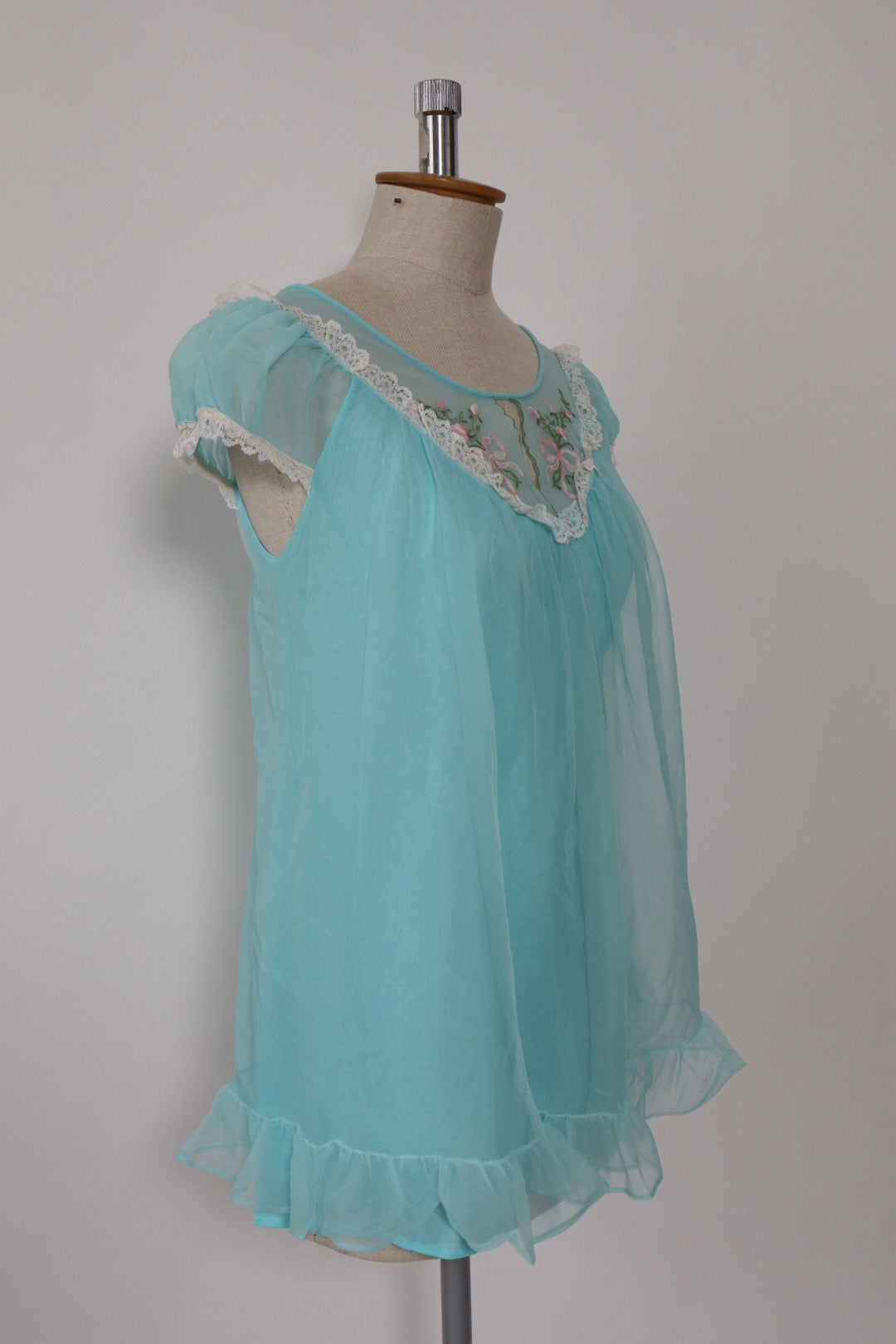 1960’s soft blue babydoll size small with embroidered bow & flower detail