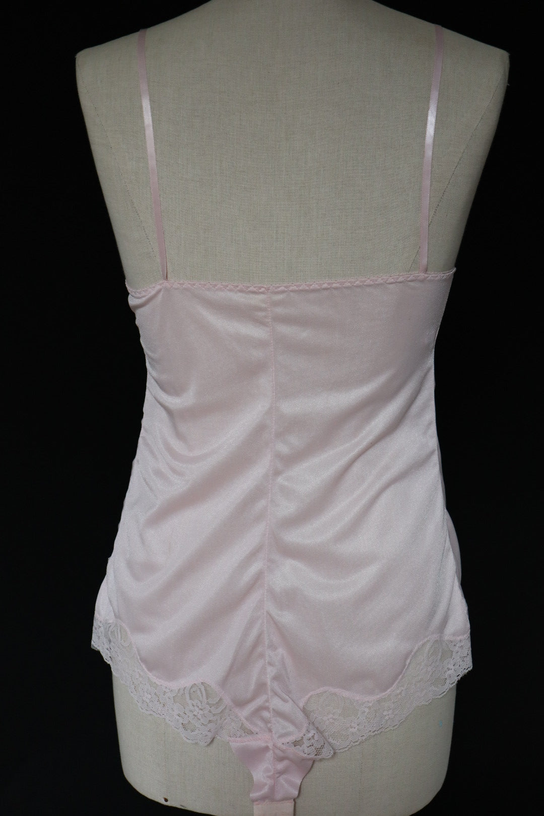 Soft pink lace body size M