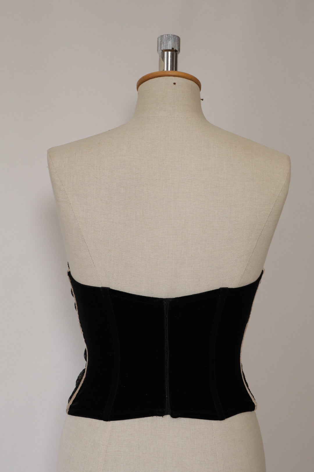 Black bustier with sequins by Canelle size US34D / EU75D / FR90D