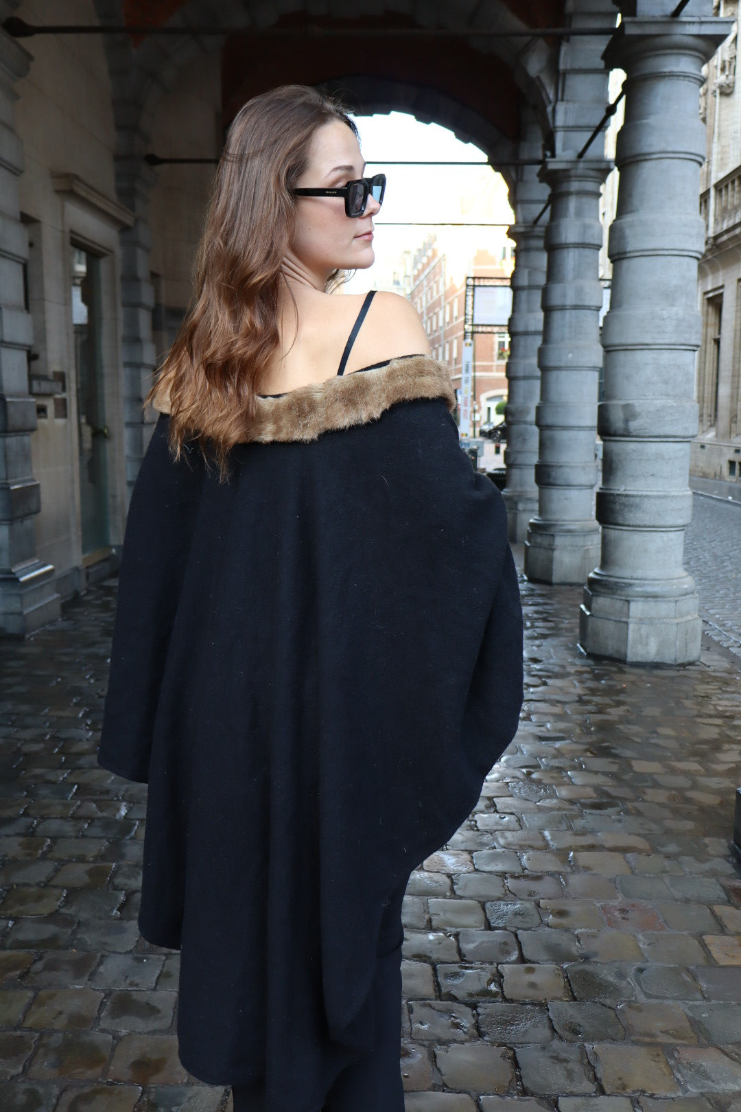 Black cape with faux fur trim - taille unique