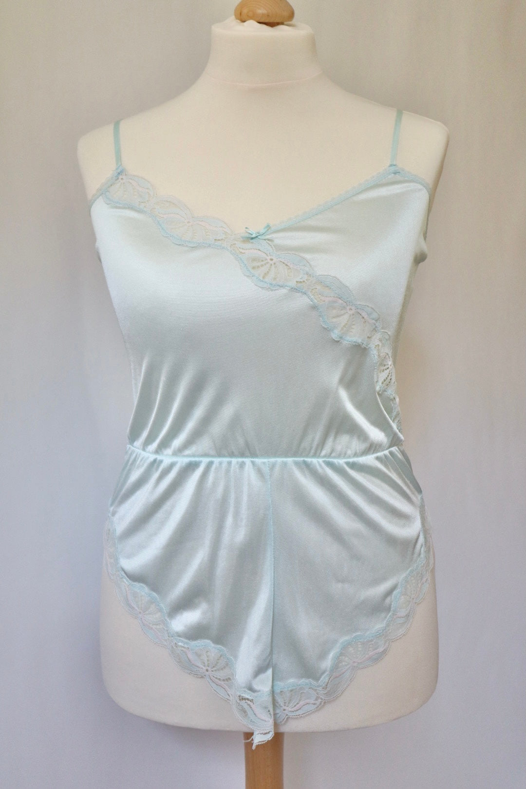Baby blue satin 1970’s body size L with lace details