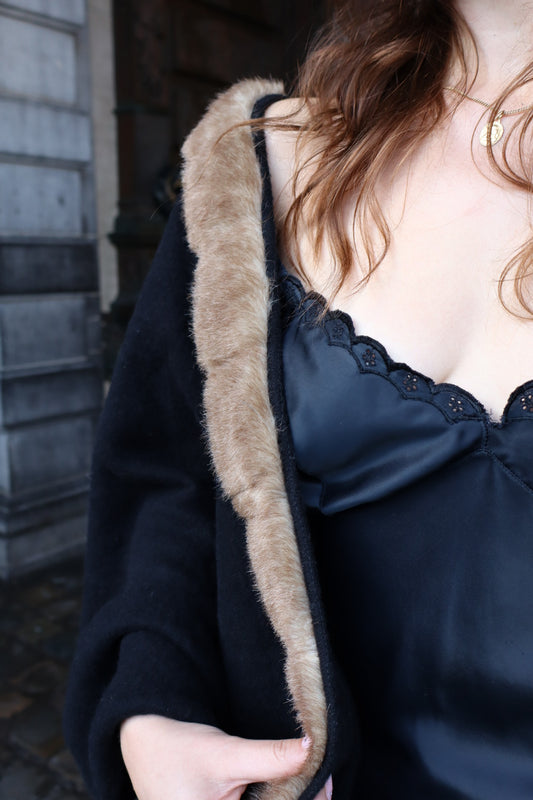Black cape with faux fur trim - taille unique