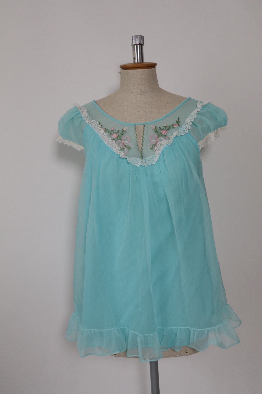 1960’s soft blue babydoll size small with embroidered bow & flower detail