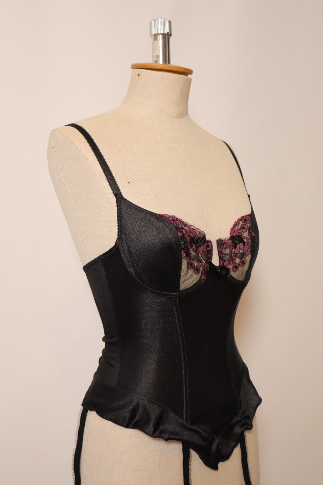 Black bustier with pink lace details size eu75b / fr90b / us34b