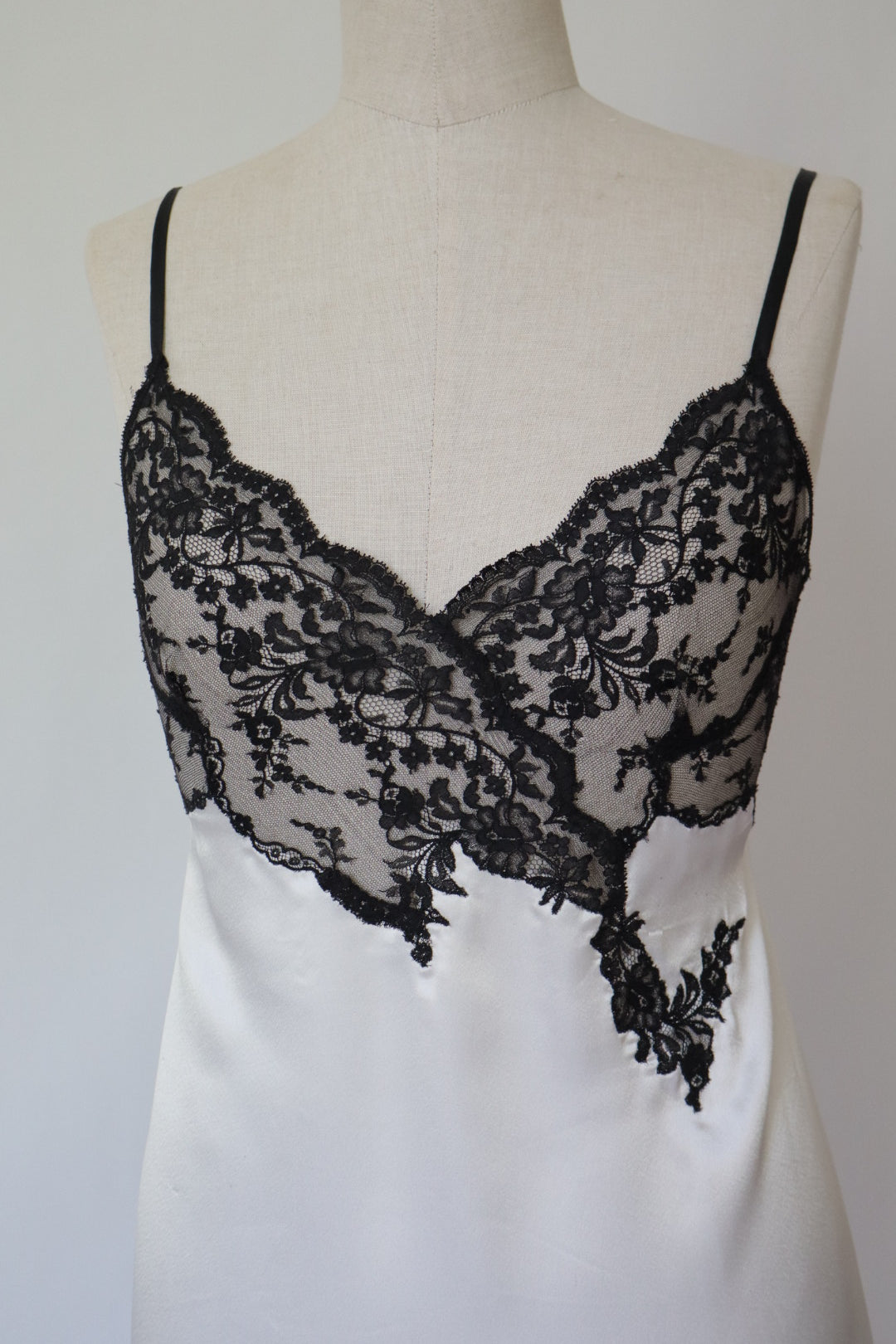 100% silk white slipdress with black lace details (dentelle de Calais) size M