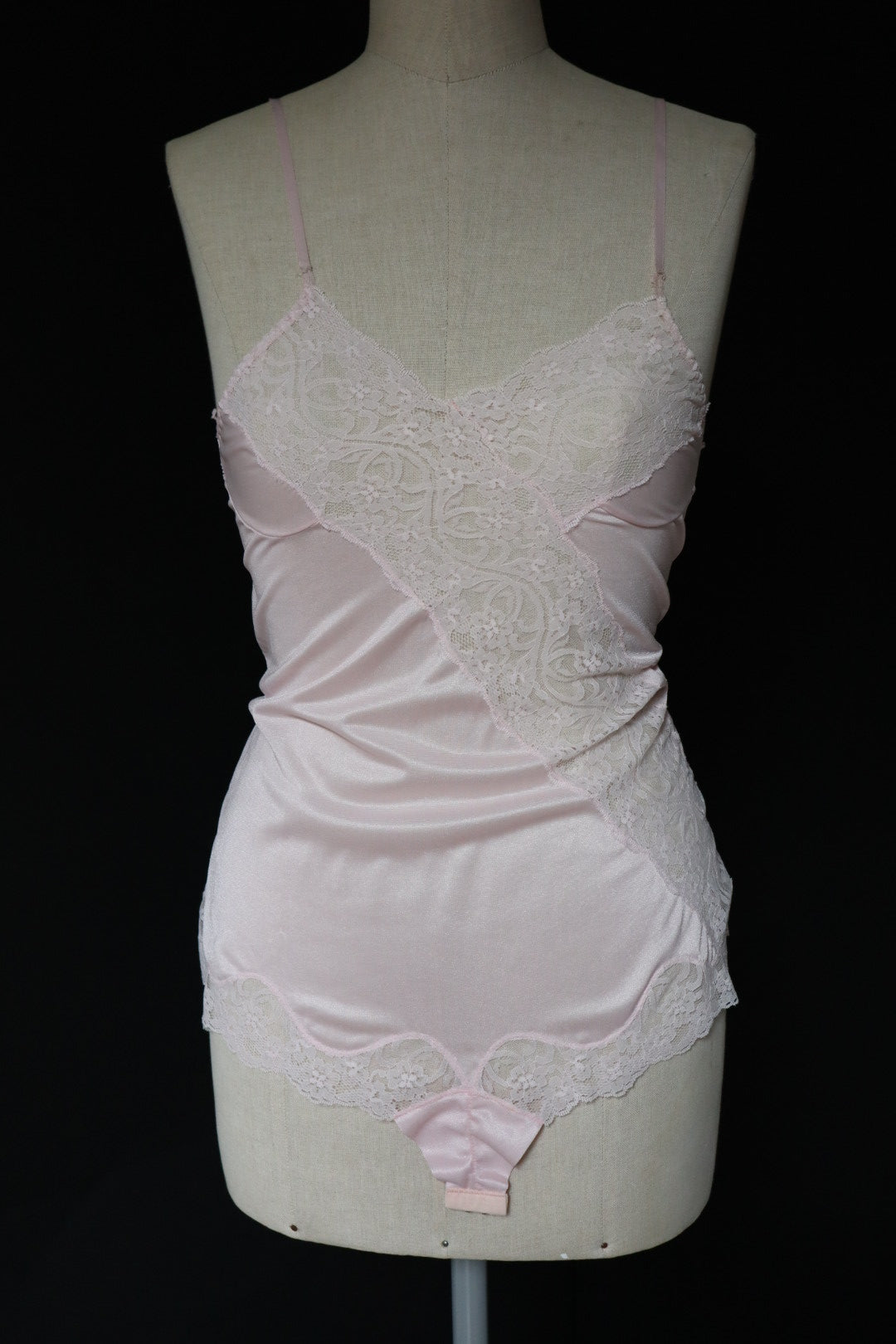 Soft pink lace body size M