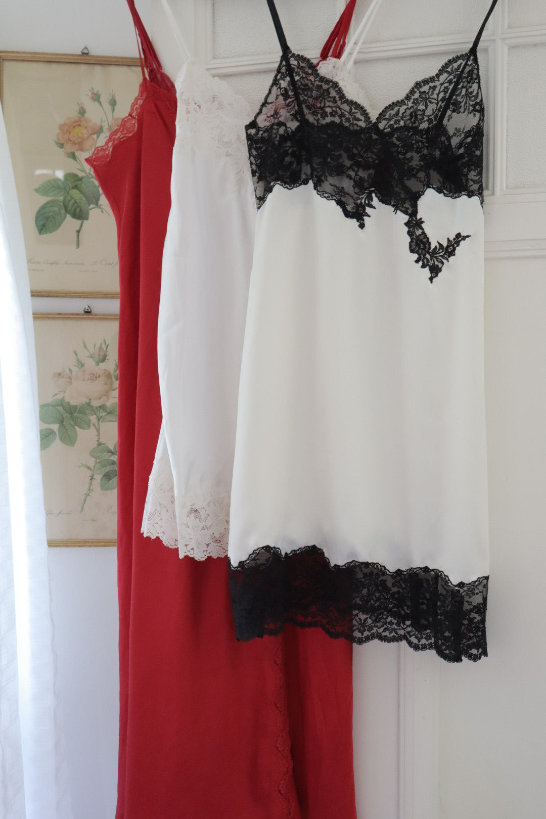 100% silk white slipdress with black lace details (dentelle de Calais) size M