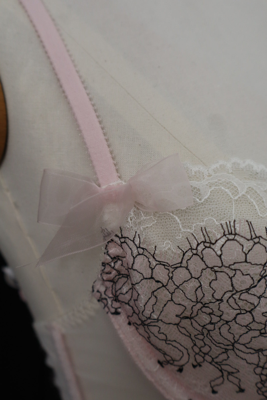 Victoria’s Secret bustier soft pink black lace (eu75B / fr90B / us34B )