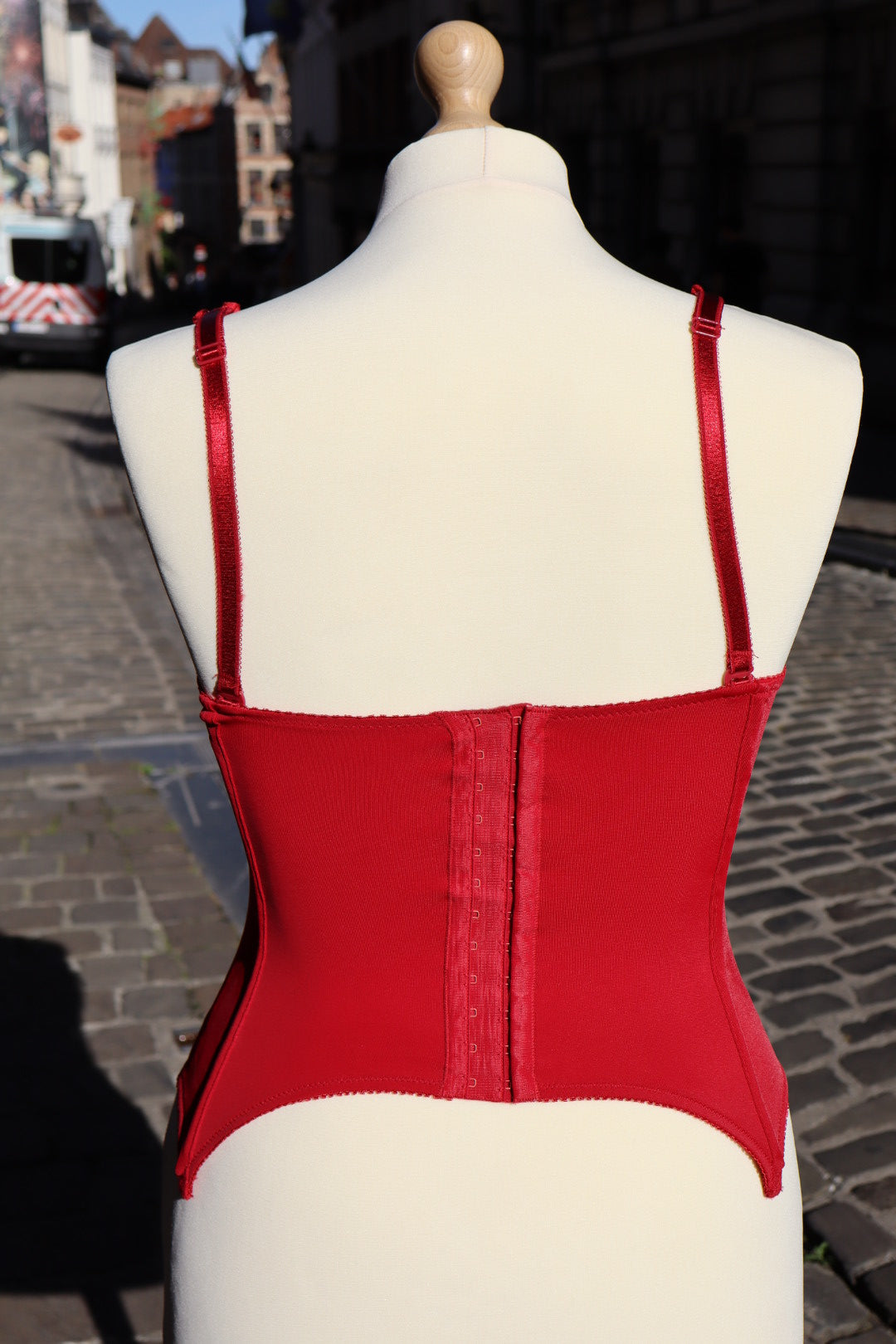 Red bustier size XL with lace details