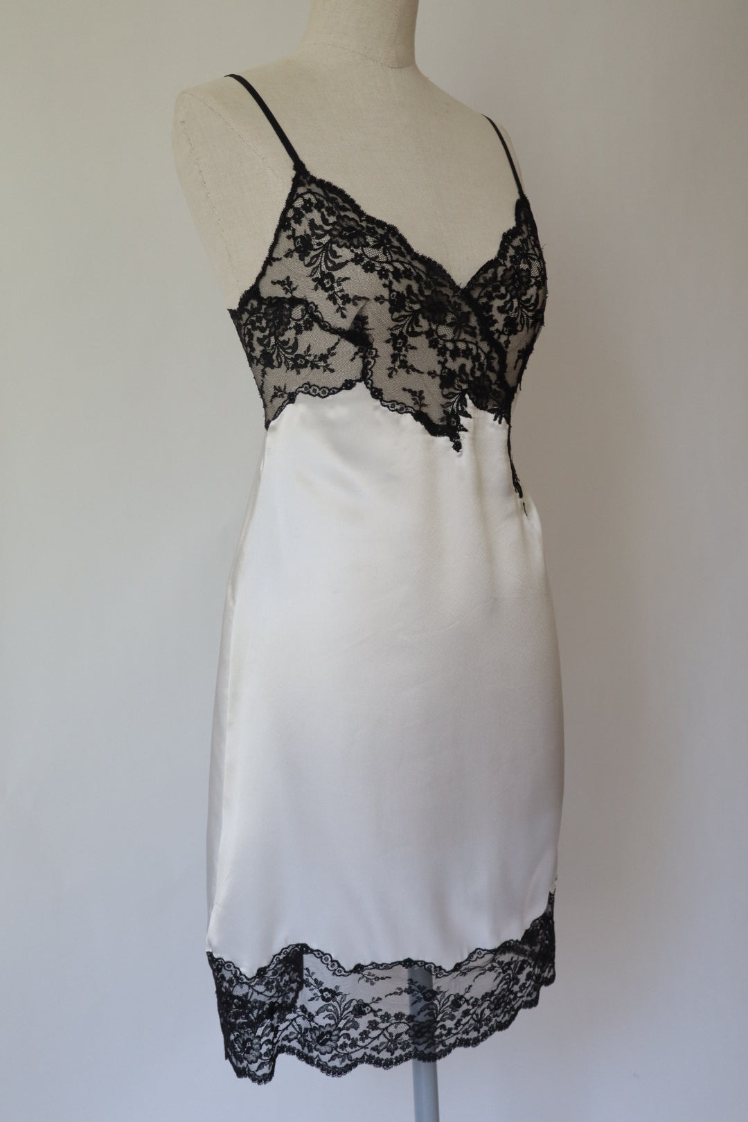 100% silk white slipdress with black lace details (dentelle de Calais) size M