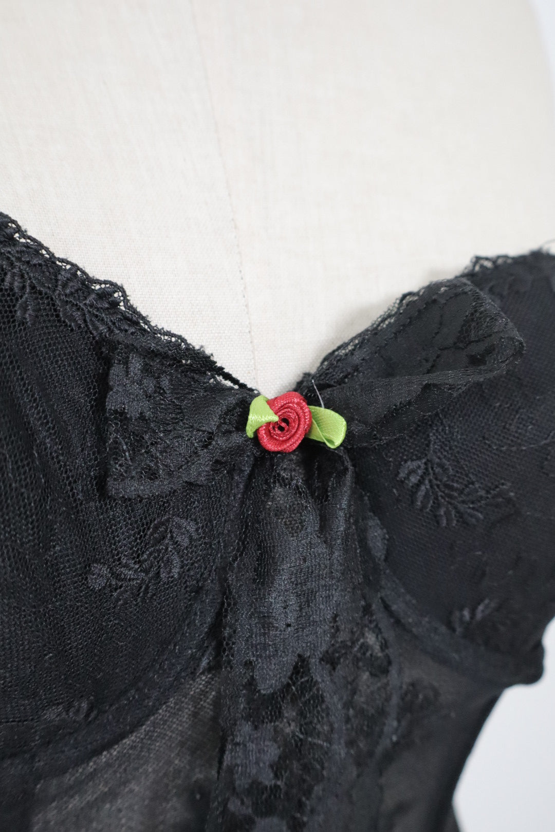 Black lace bustier with bow & rose detail size EU70B / FR85B / US32B