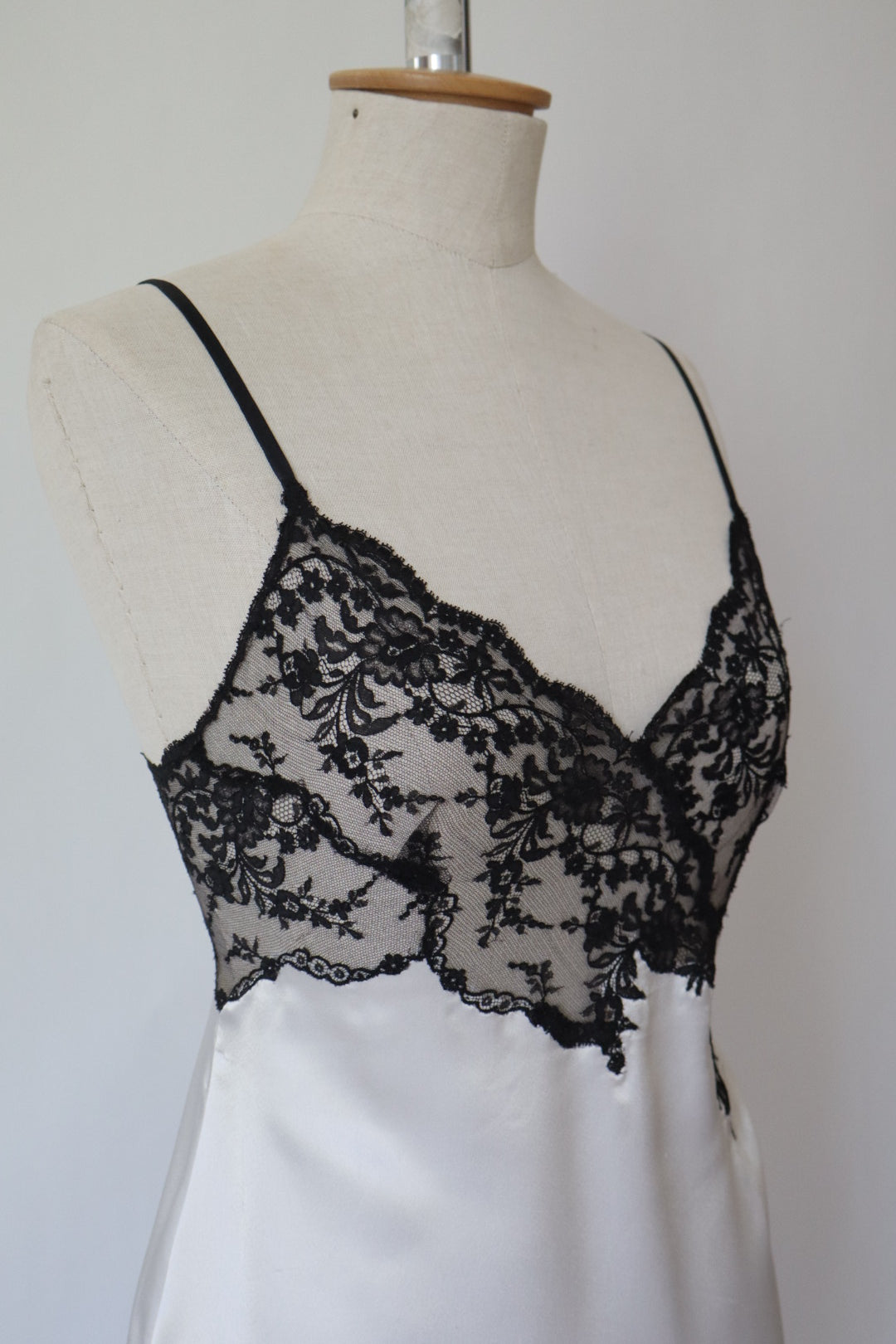 100% silk white slipdress with black lace details (dentelle de Calais) size M