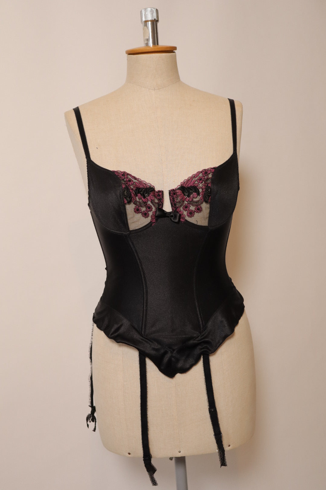 Black bustier with pink lace details size eu75b / fr90b / us34b