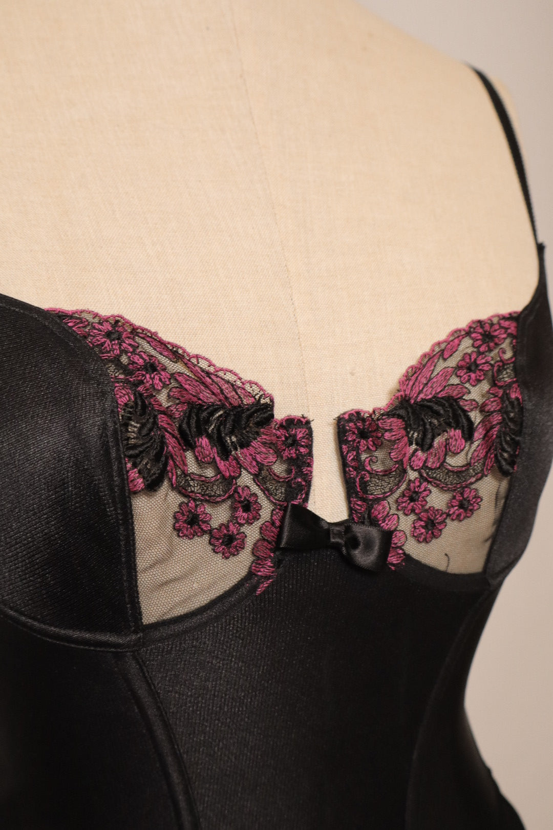 Black bustier with pink lace details size eu75b / fr90b / us34b