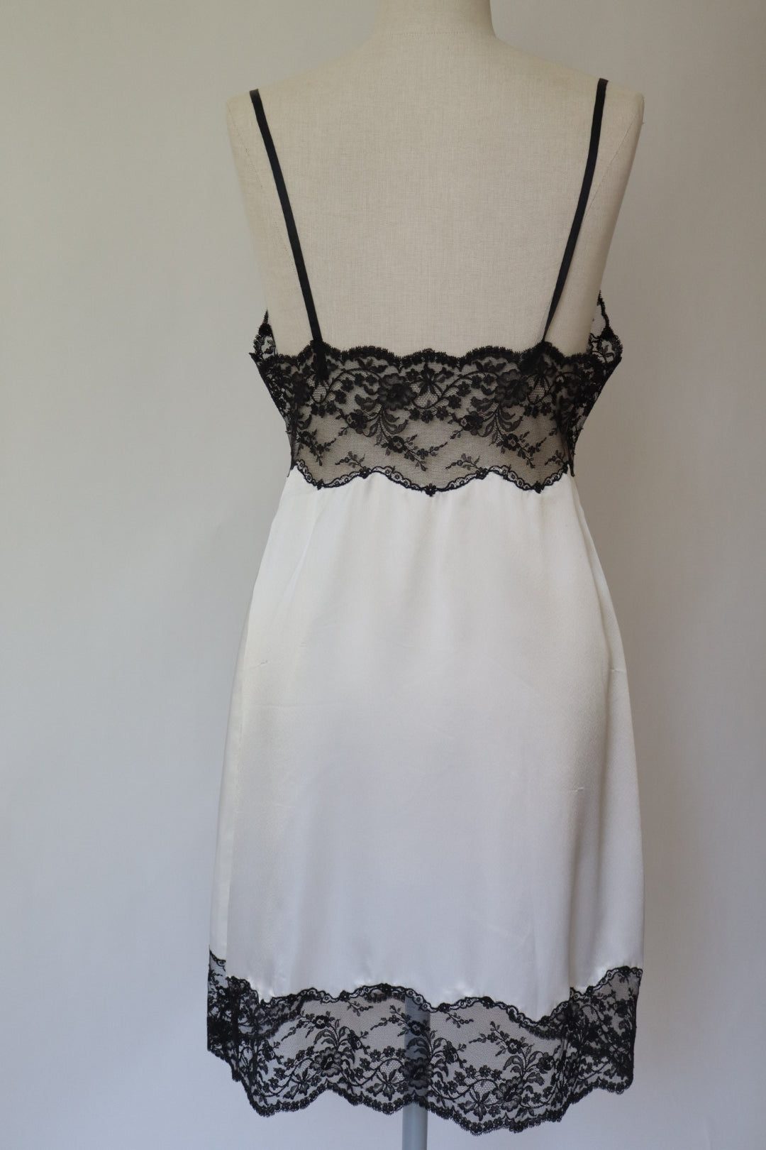 100% silk white slipdress with black lace details (dentelle de Calais) size M