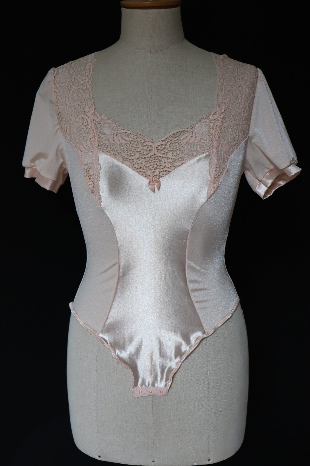 1980’s satin body with lace details ballet style size M