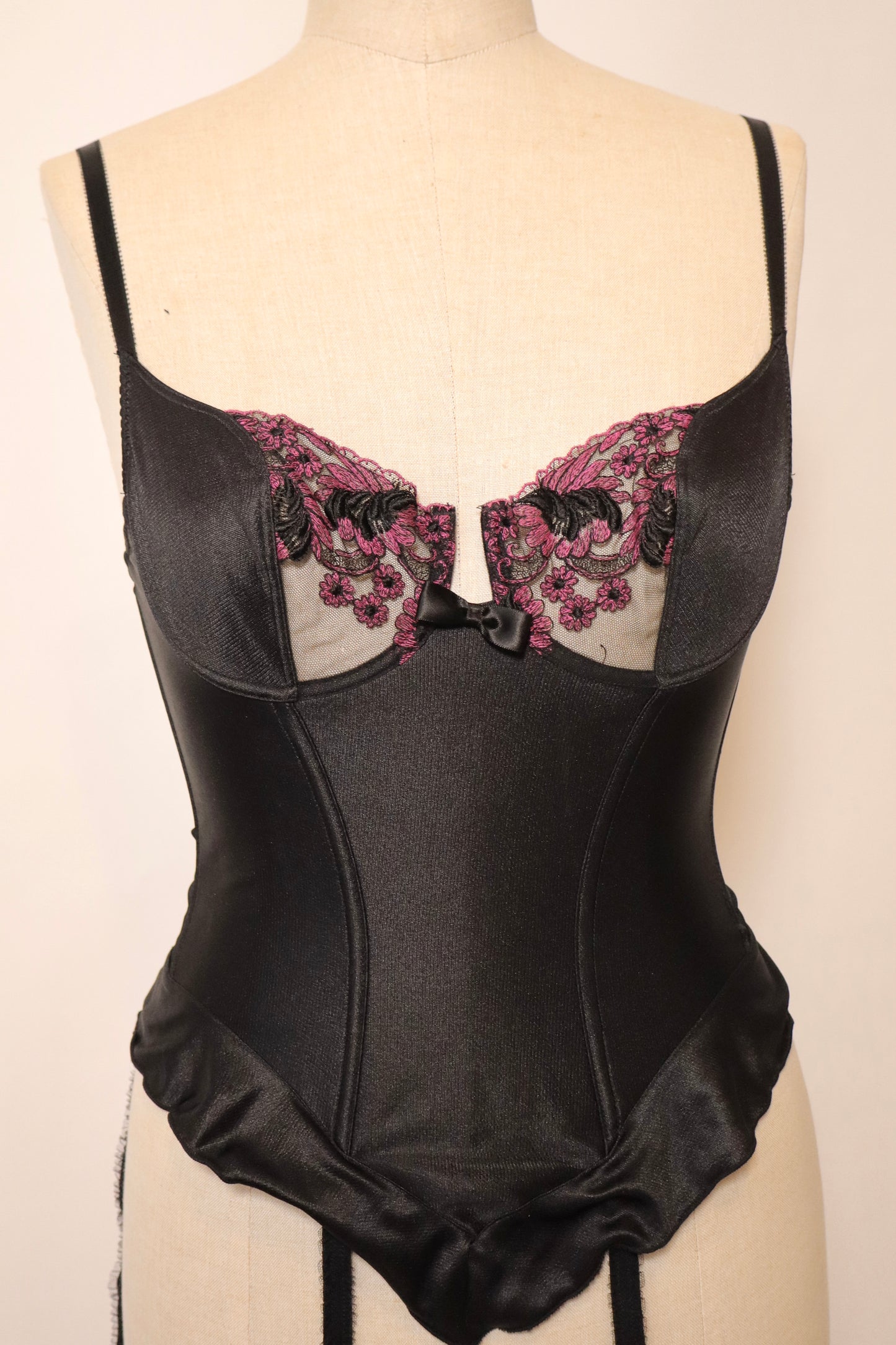 Black bustier with pink lace details size eu75b / fr90b / us34b