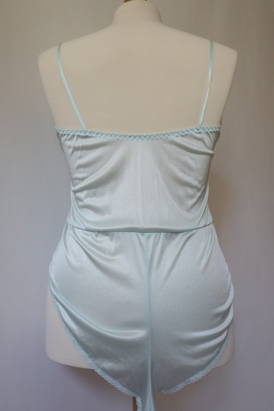 Baby blue satin 1970’s body size L with lace details