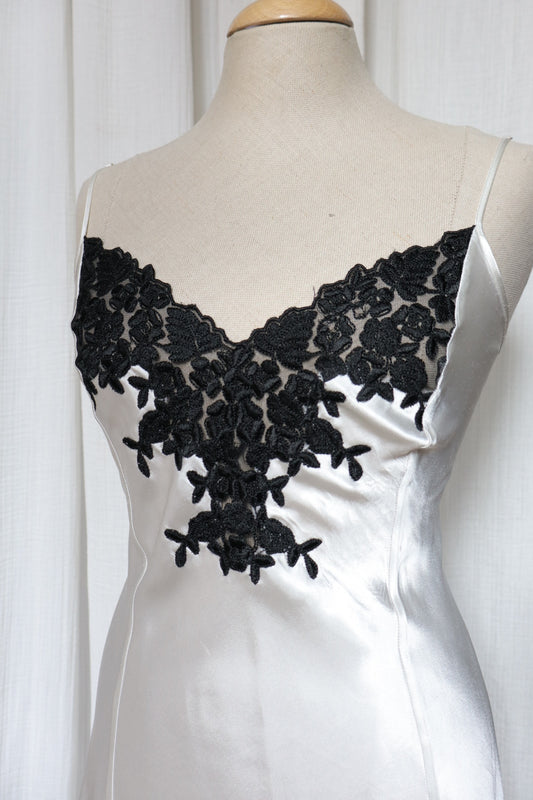 White Darjeeling slipdress with black lace details, size L