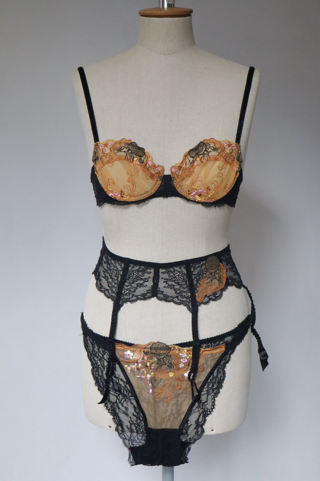 Gustav Klimt ‘The Kiss’ full lingerie set by Lise Charmel size S - eu70b / fr85b/ us32b