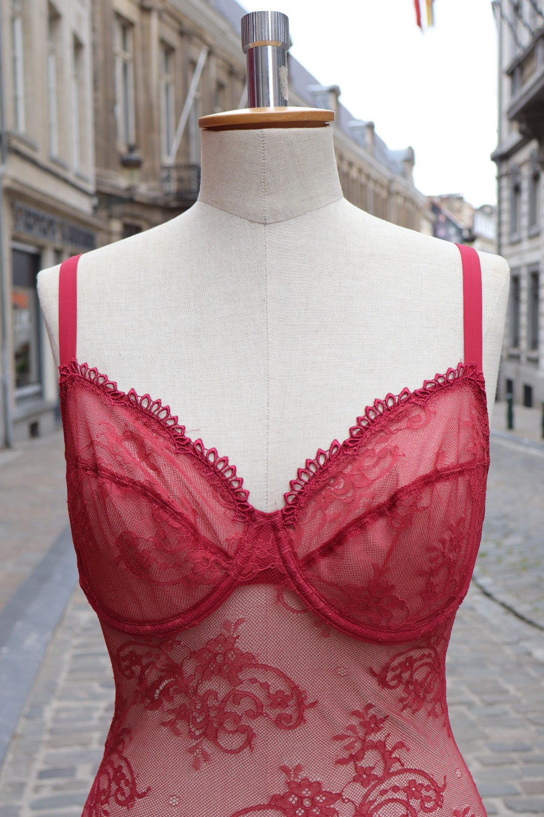 Red lace body with cups size EU80D - FR95D - US36D
