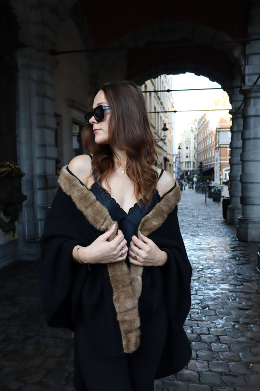 Black cape with faux fur trim - taille unique