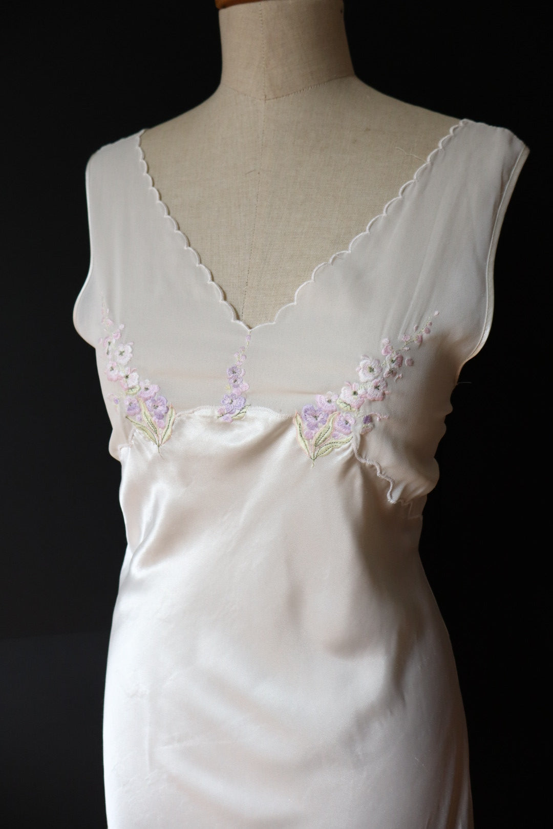 Robe & slipdress set, white with purple / lilac flower details - size L