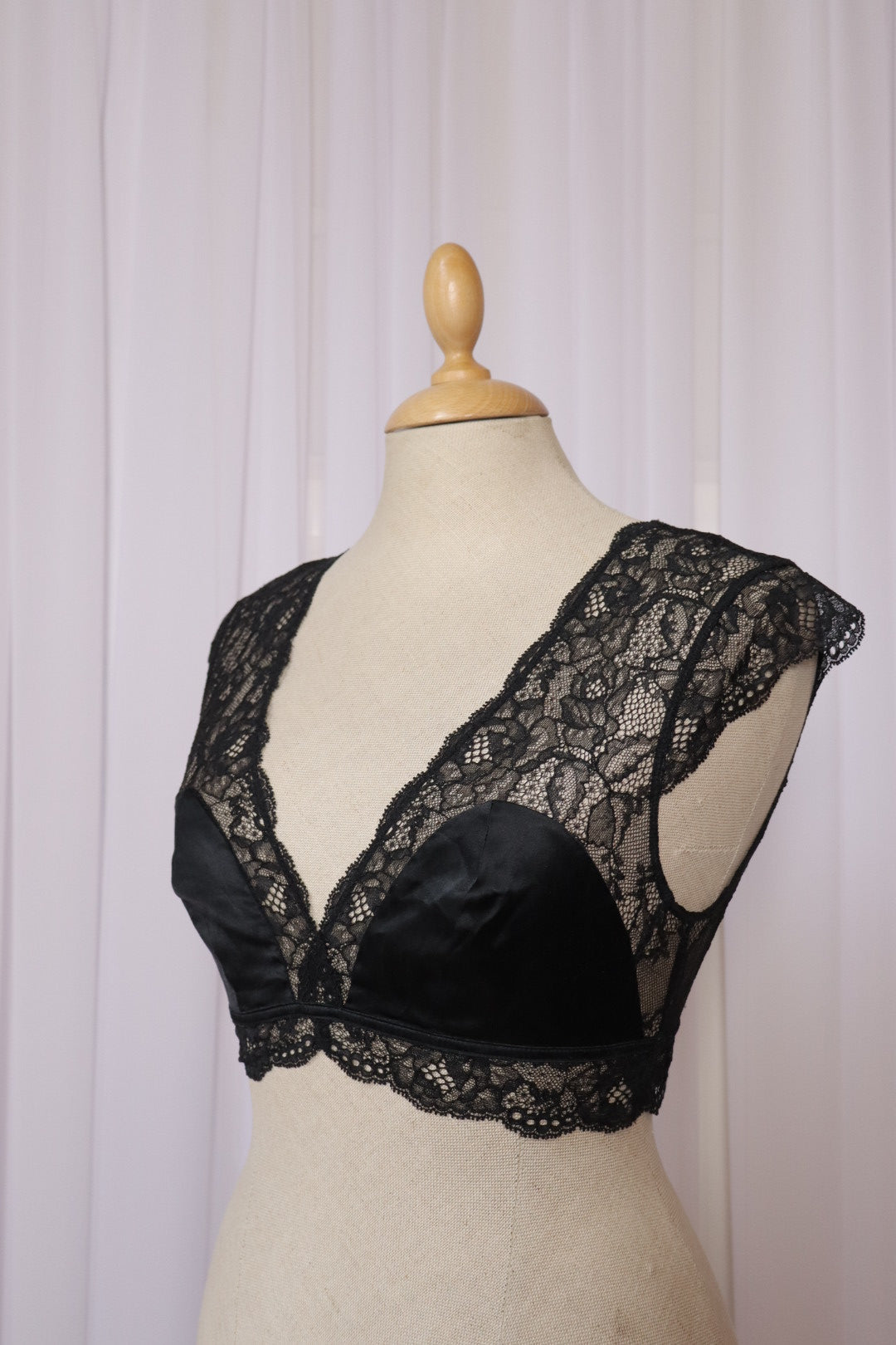 Black lace bralette with open back - size M