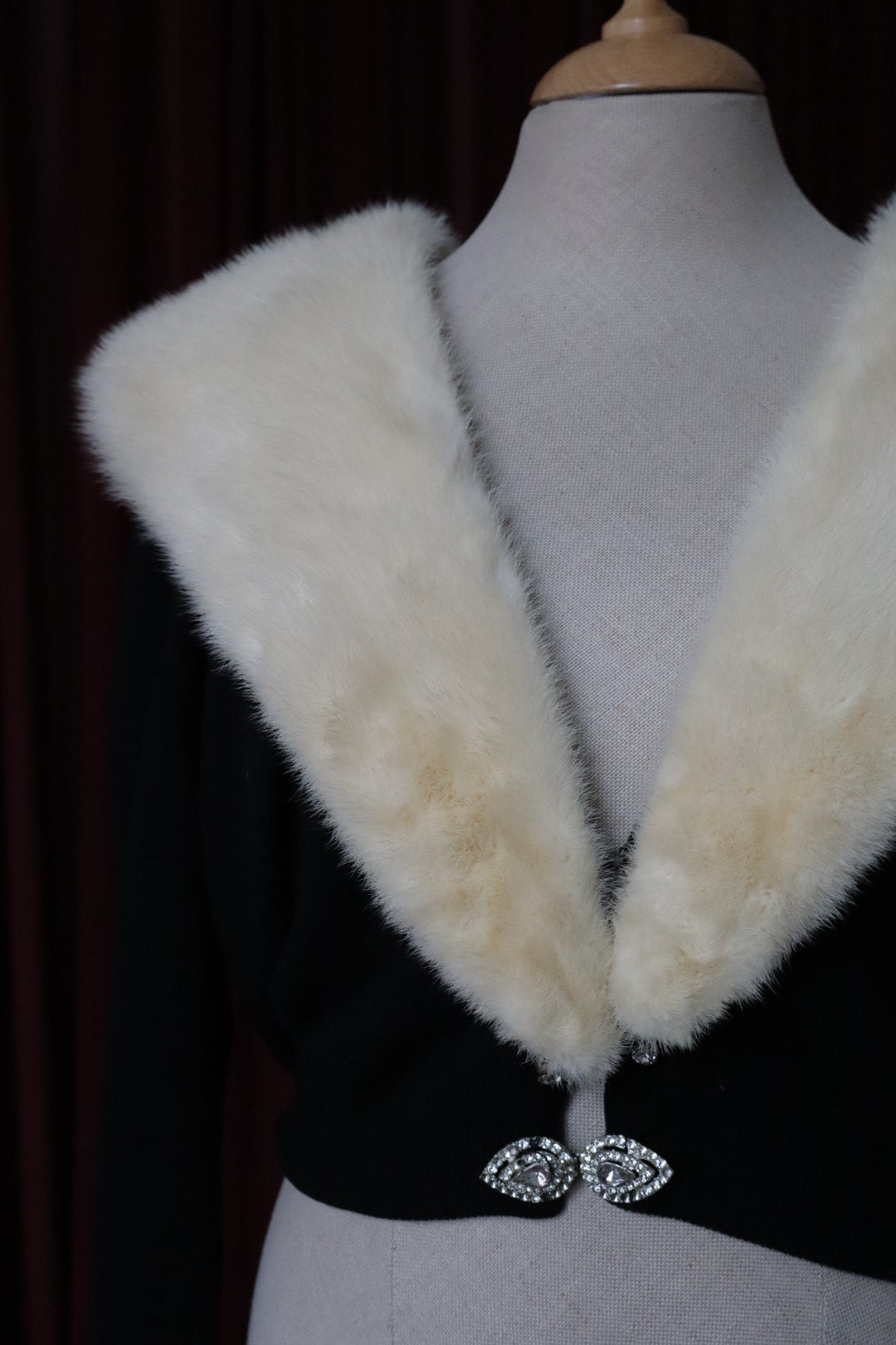 Vintage 1950’s cardigan with mink fur collar - size S to L
