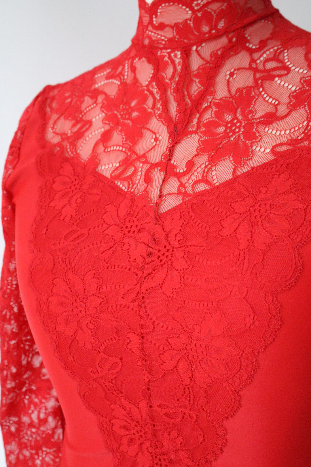 Red 1980’s body with lace - size XL