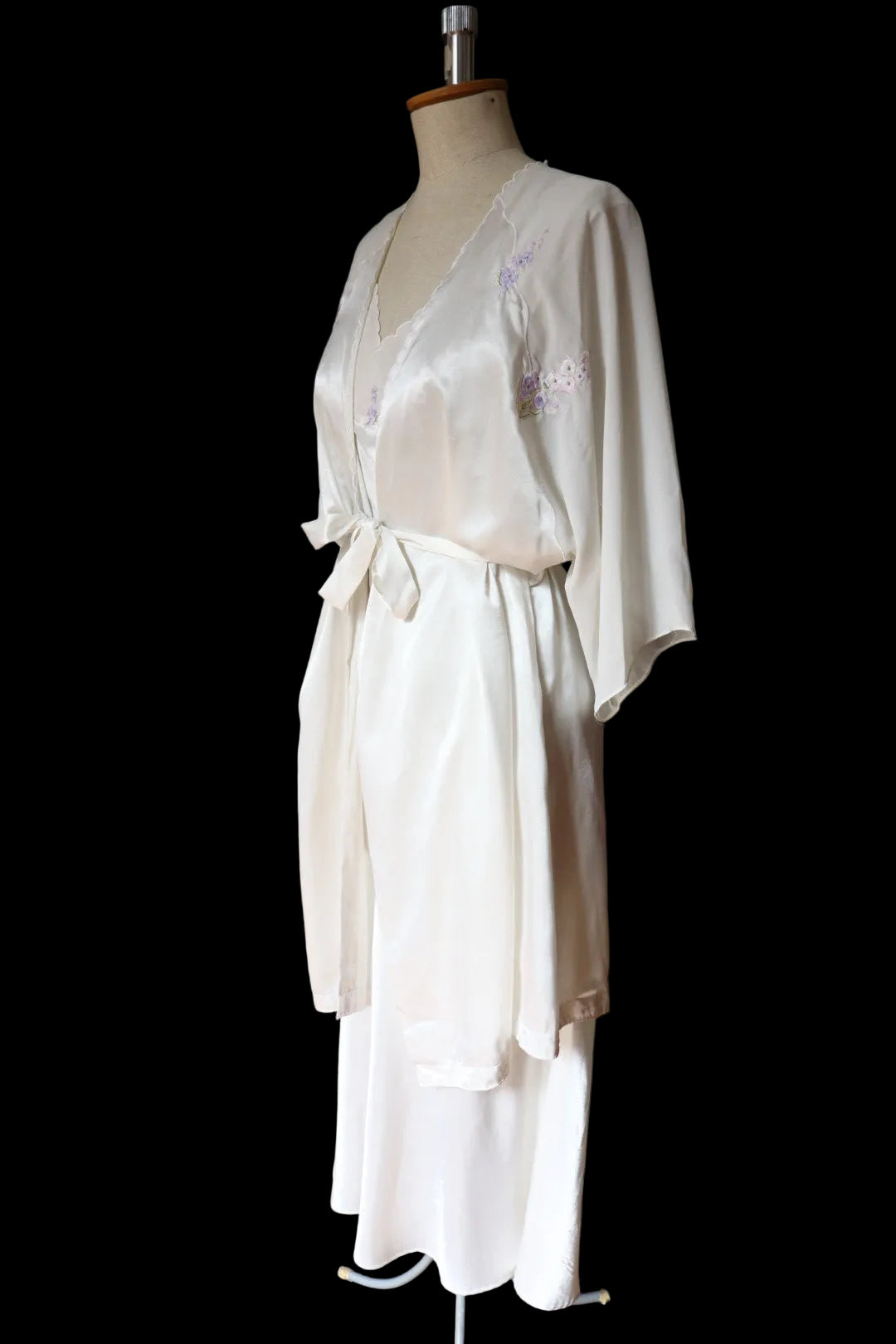 Robe & slipdress set, white with purple / lilac flower details - size L