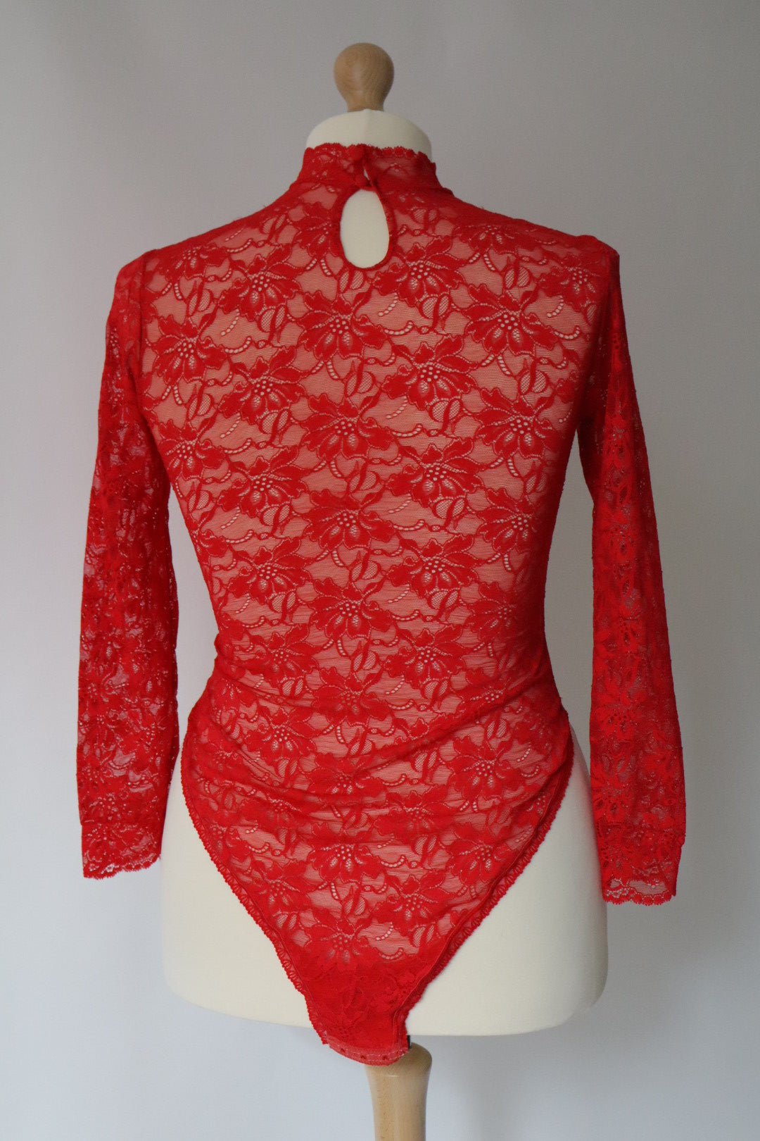 Red 1980’s body with lace - size XL
