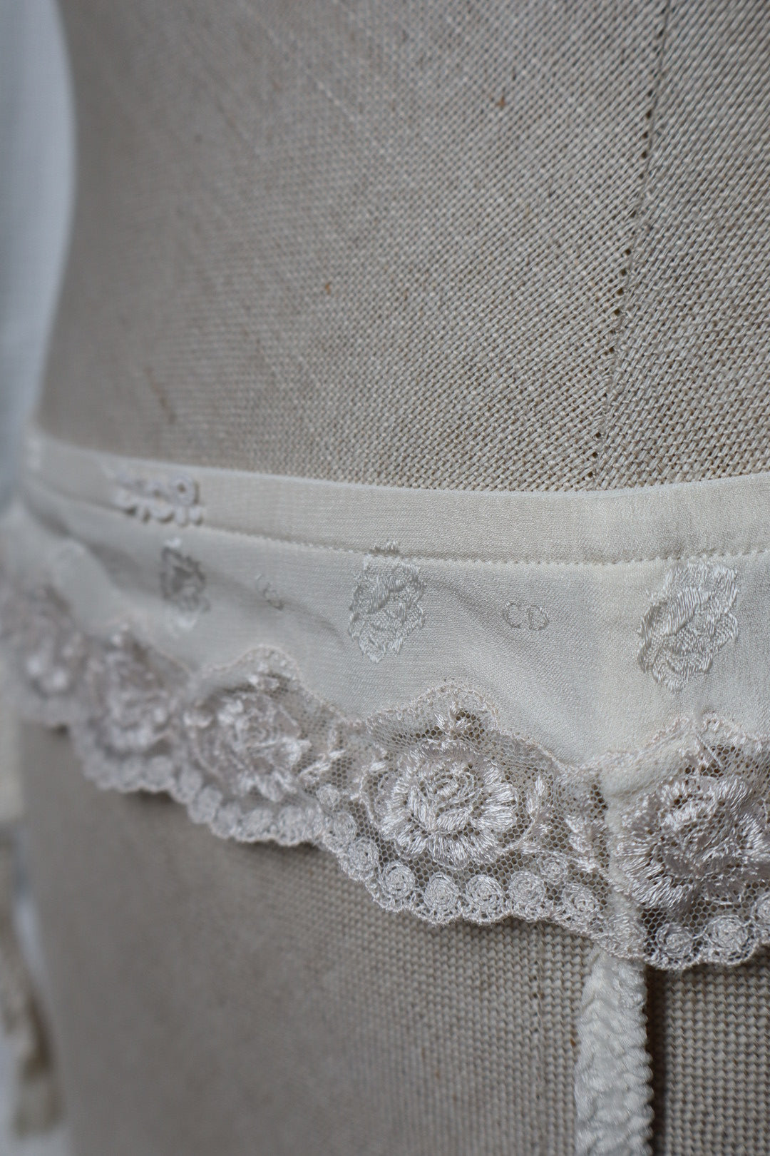 Christian Dior 100% silk jartelles size M