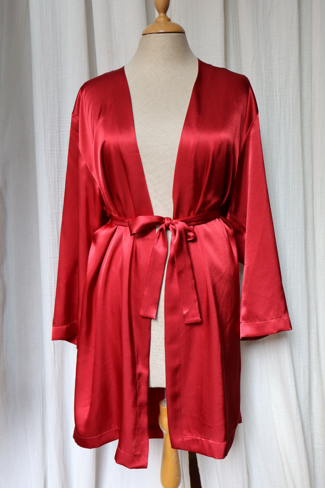 Red satin Marjolaine dressing robe  size S/M