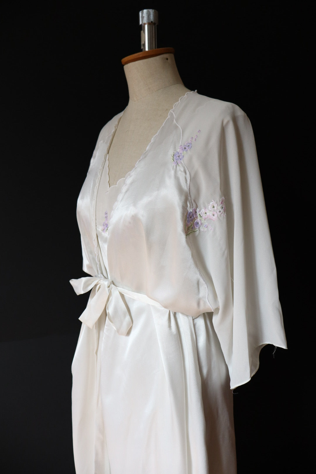 Robe & slipdress set, white with purple / lilac flower details - size L