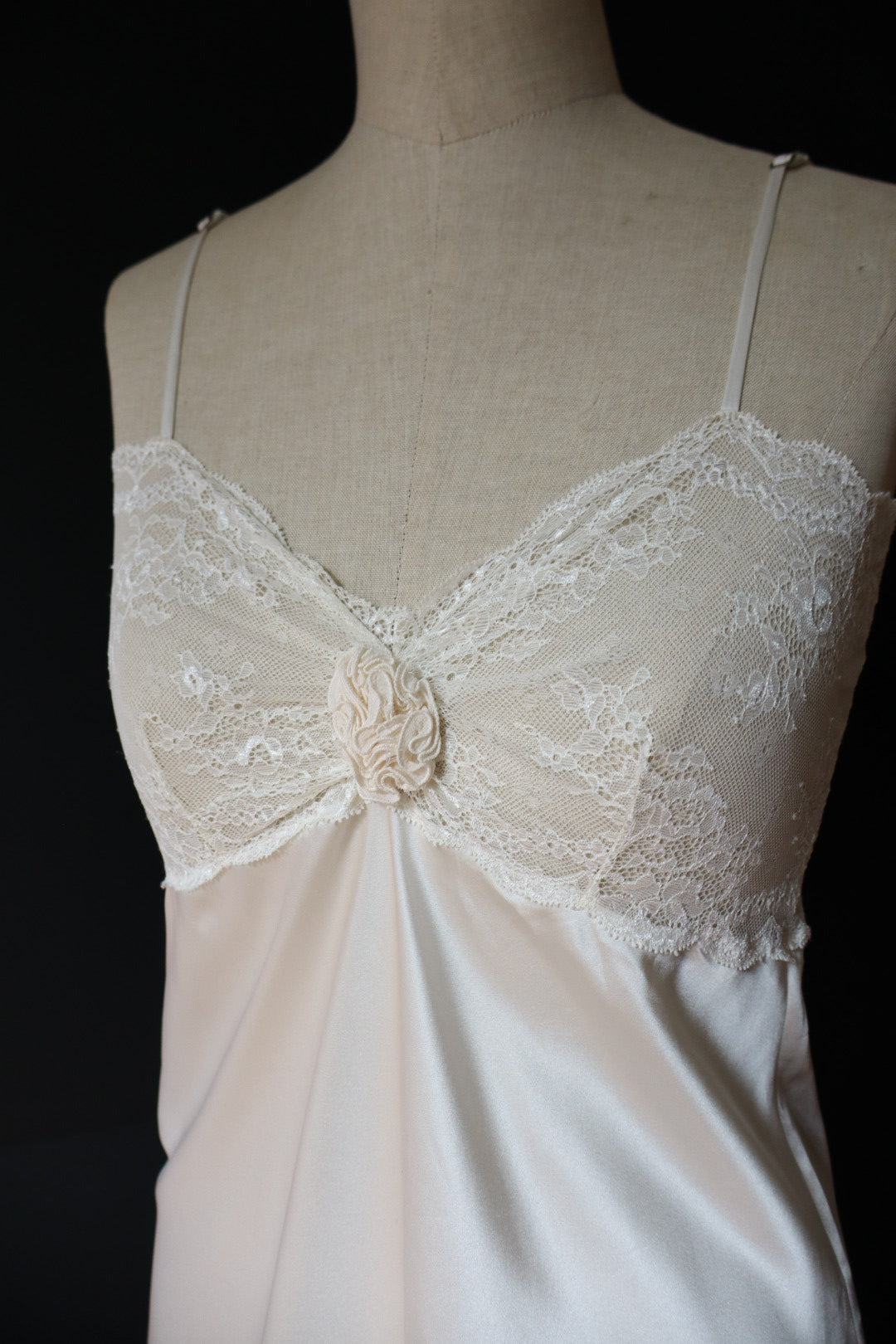 White slipdress with rose detail - size S
