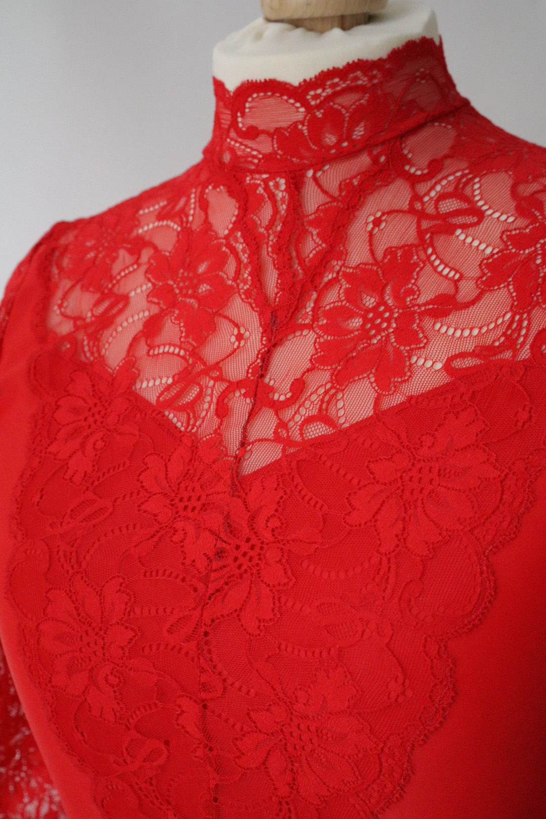 Red 1980’s body with lace - size XL