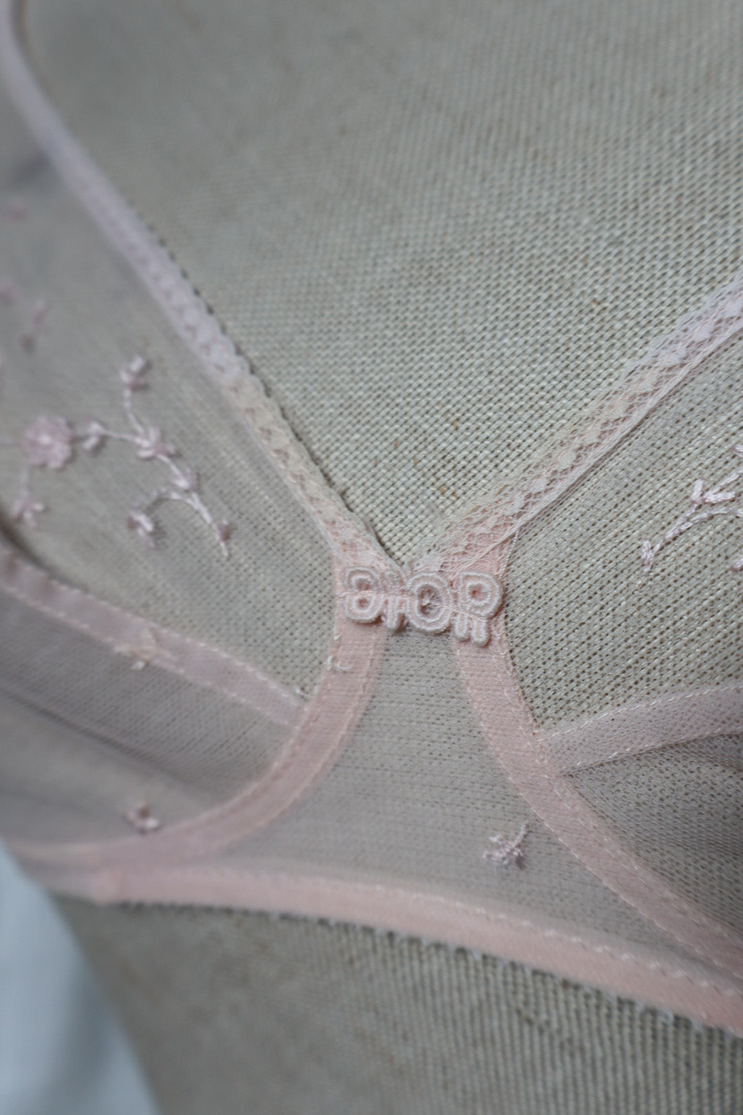 Christian Dior soft pink lace bralette size EU70B / FR85B / M