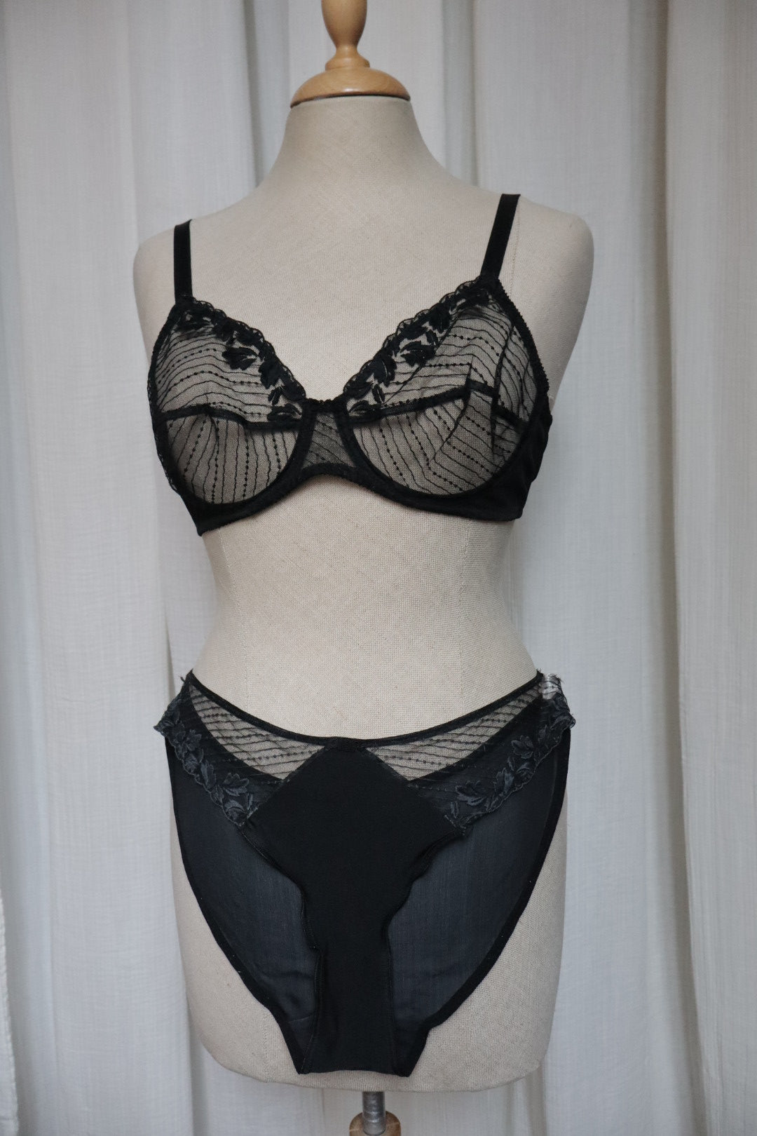 Dior black lace lingerie set bralette & briefs - size L / EU70C-FR85C