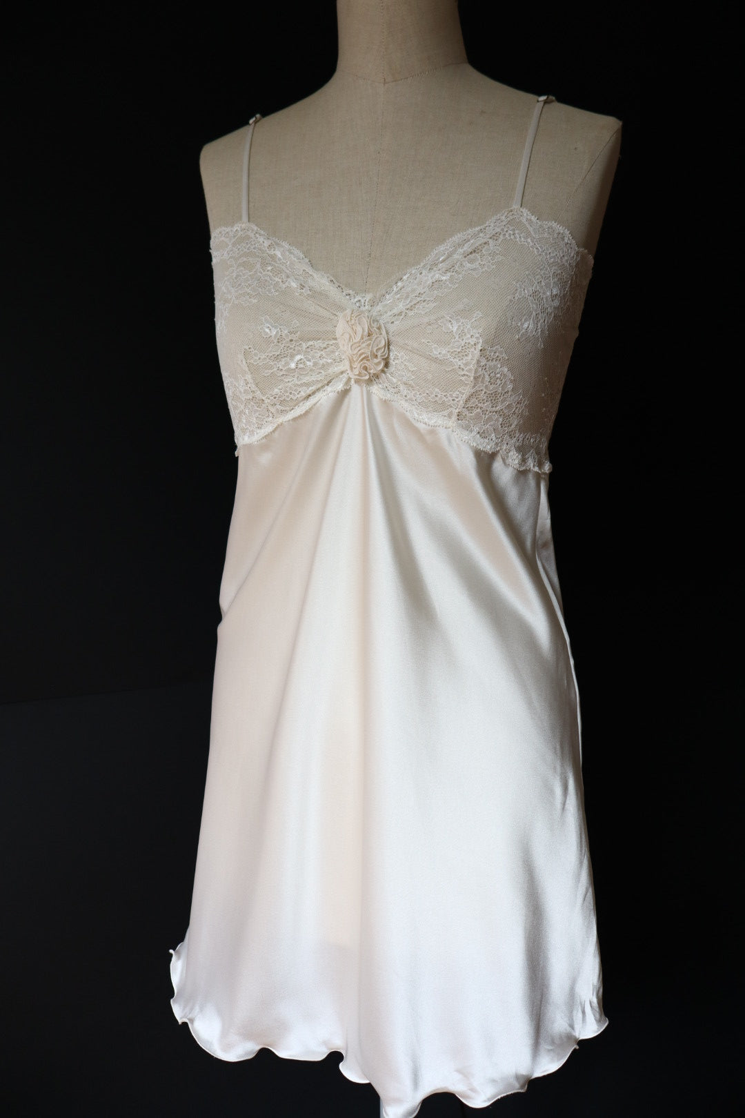 White slipdress with rose detail - size S
