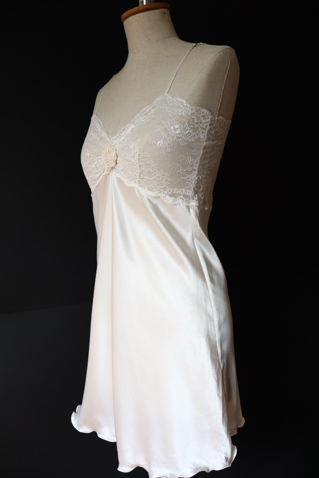 White slipdress with rose detail - size S