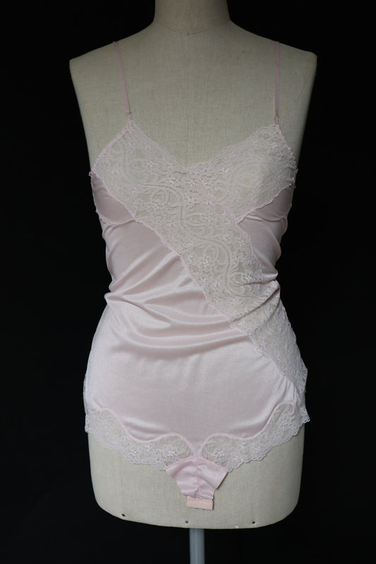 Soft pink lace body size M