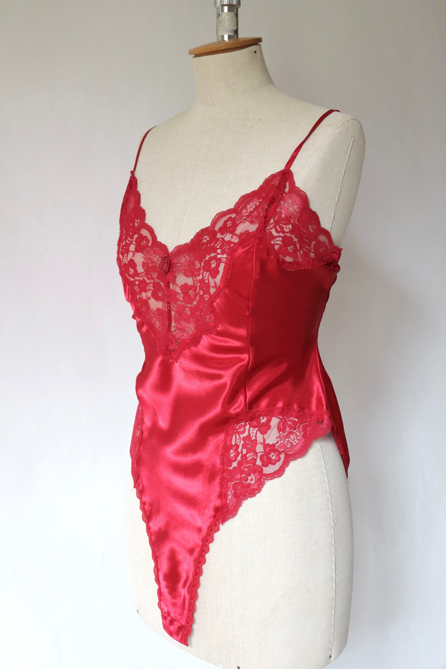 Red satin 1980’s body with lace details size Large