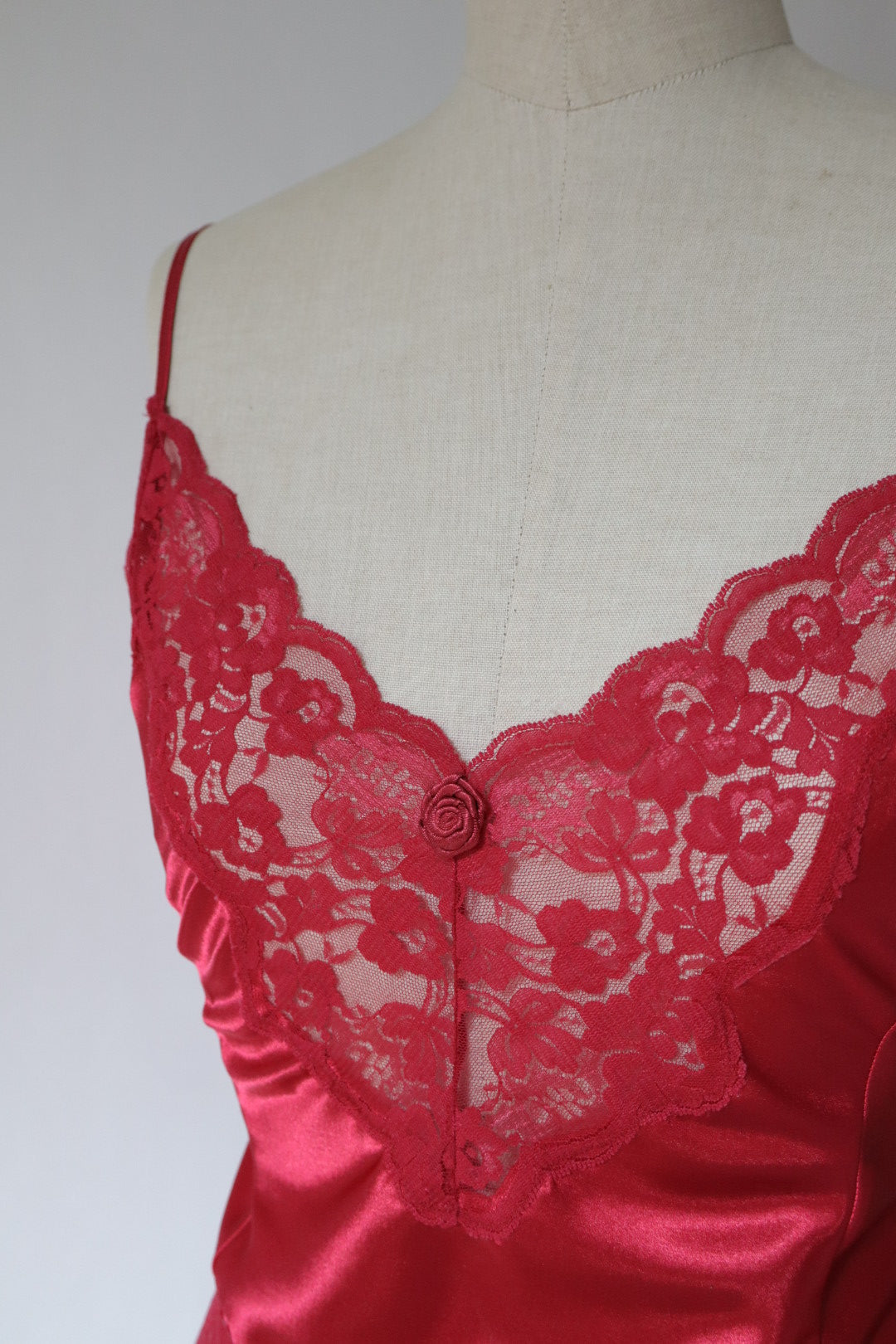 Red satin 1980’s body with lace details size Large