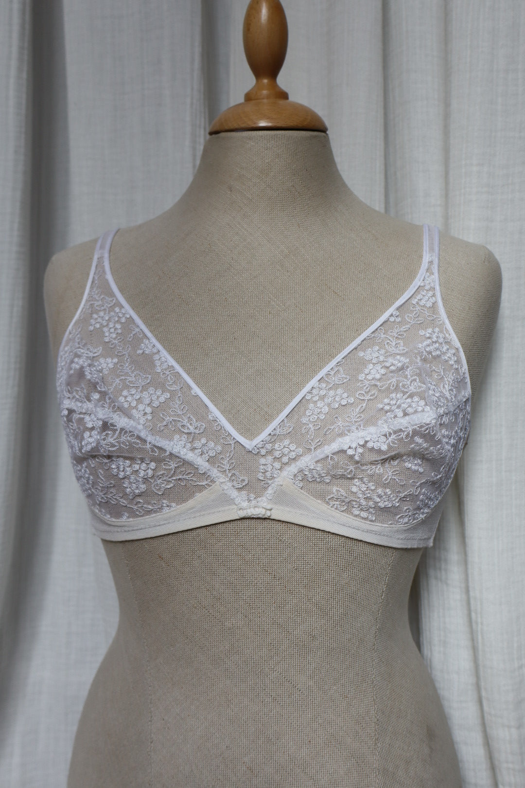 Christian Dior white lace bralette size EU75B/FR90B - medium / large