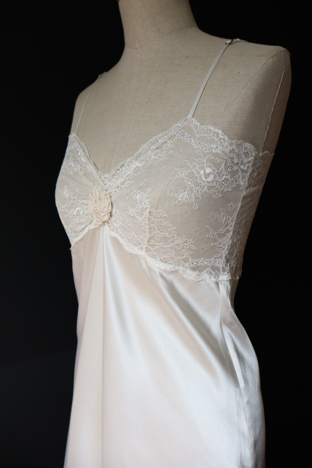 White slipdress with rose detail - size S