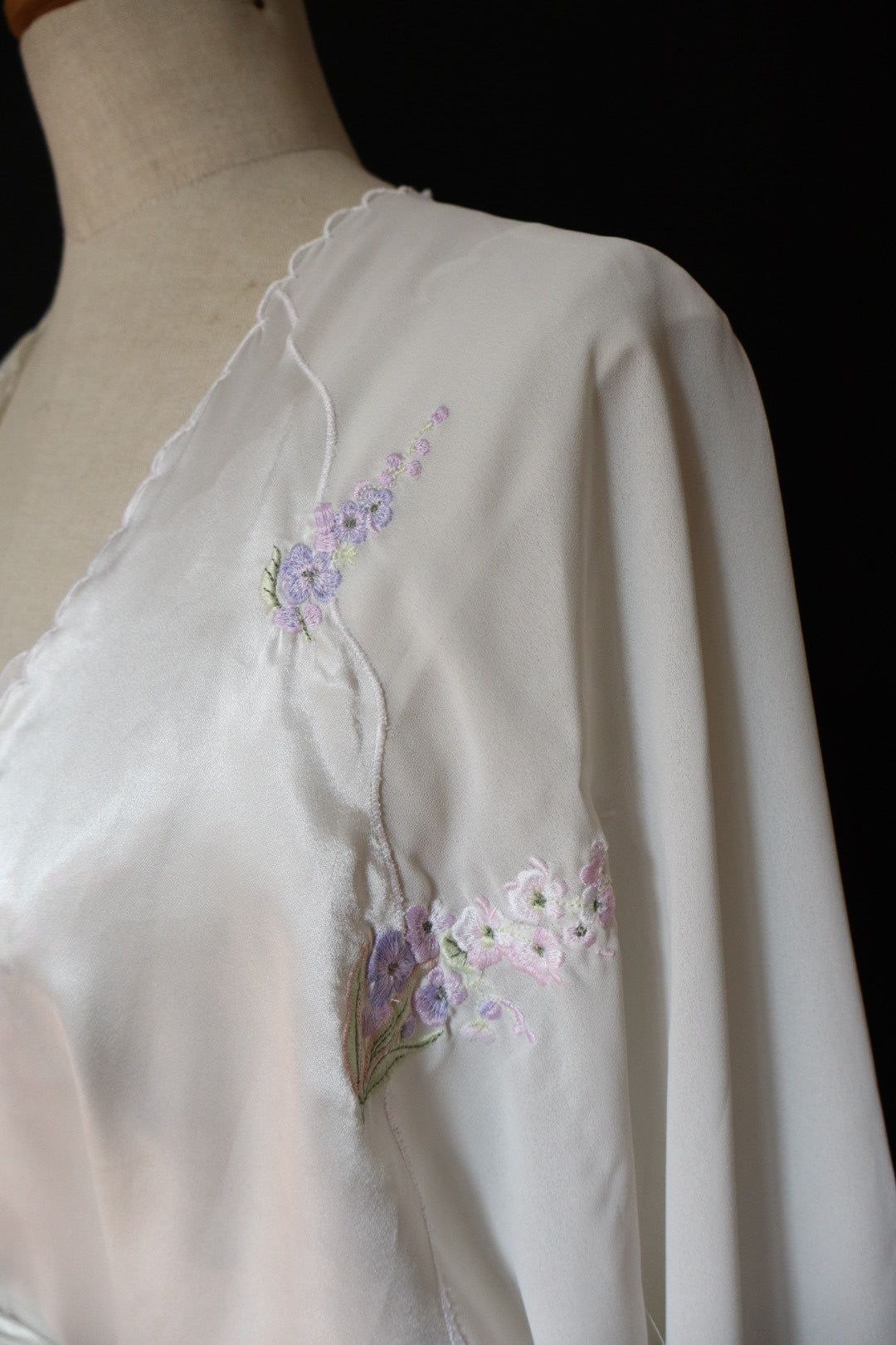 Robe & slipdress set, white with purple / lilac flower details - size L