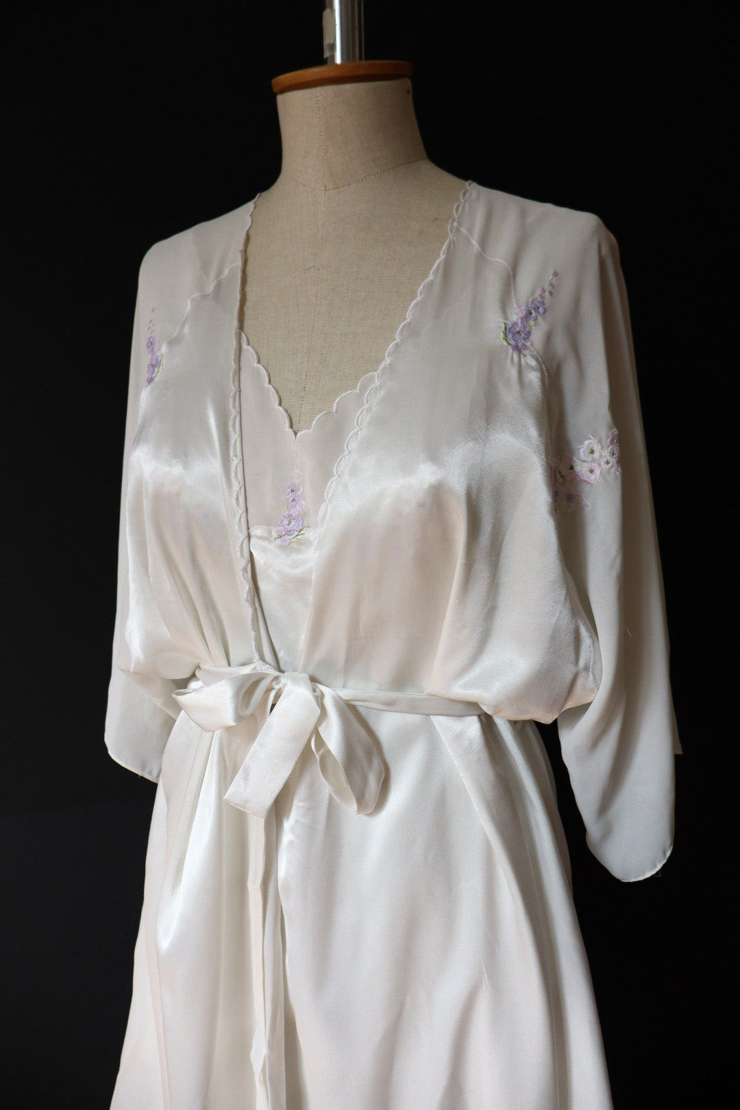 Robe & slipdress set, white with purple / lilac flower details - size L