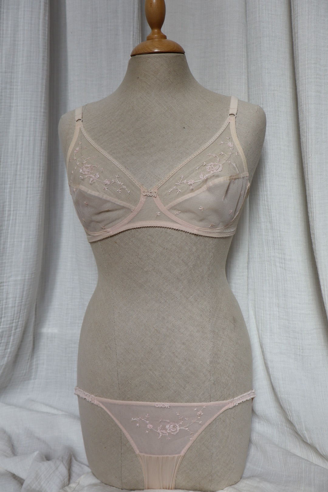 Christian Dior soft pink lace lingerie set, size EU75B / FR90B / M-L