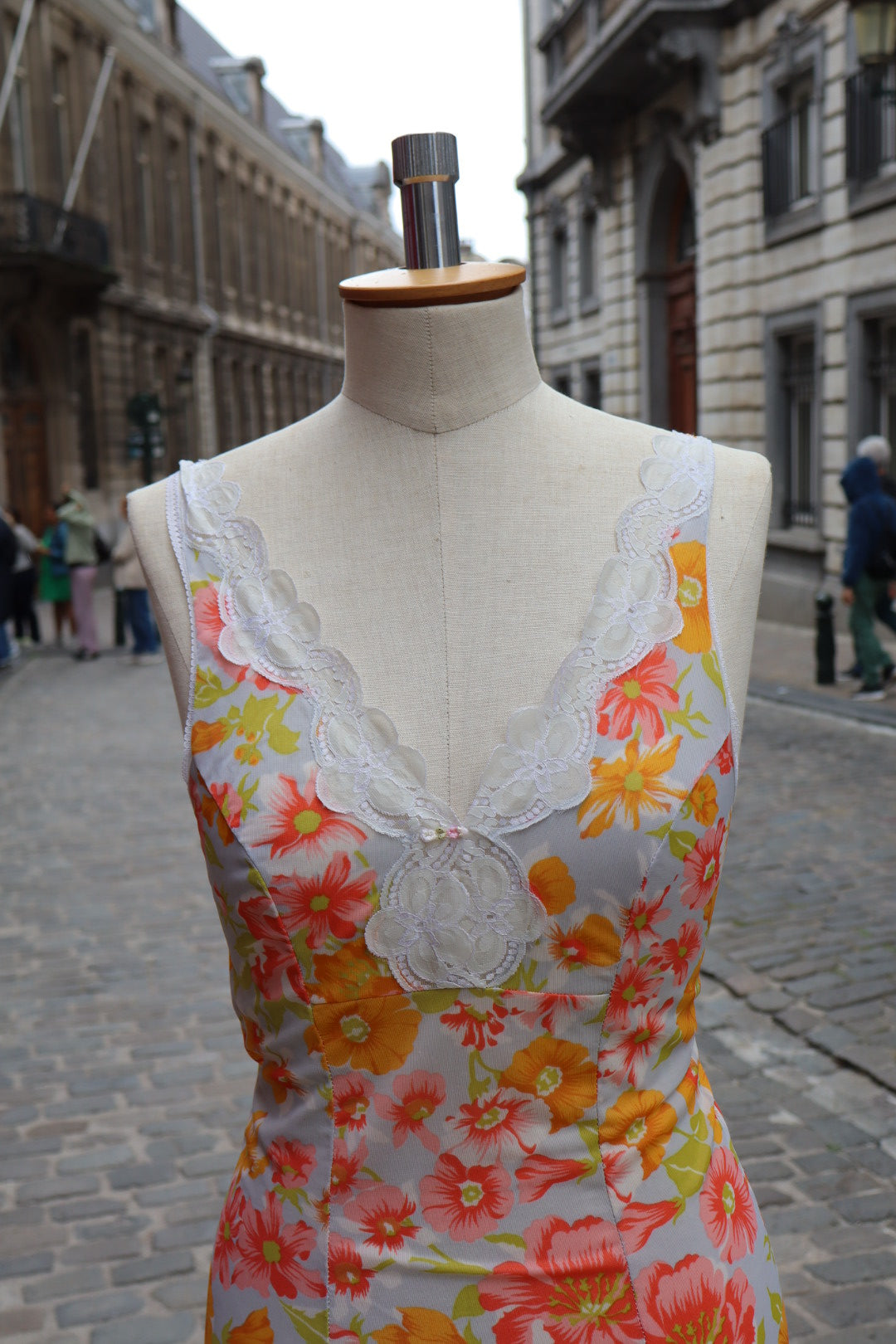 Floral 1970’s slipdress size M with lace details